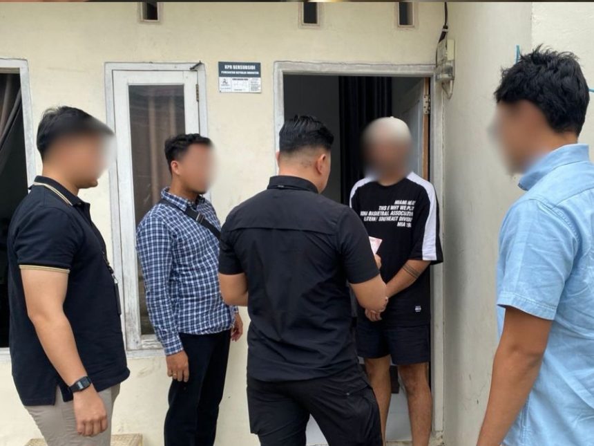 Petugas Imigrasi Kendari meringkus WNA Palestina di tempat tinggalnya lantaran izin tinggal kedaluarsa.