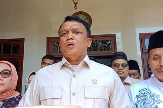 Wamen BGN RI Mayjen TNI Trenggono saat meninjau penanganan korban dugaan keracunan MBG di Ponpes Mambaul Hikam, Sidoarjo.