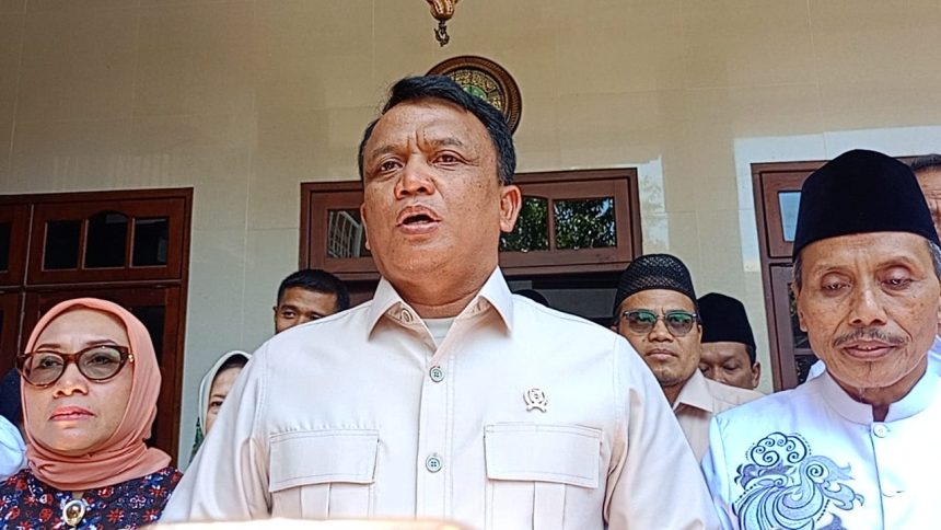 Wamen BGN RI Mayjen TNI Trenggono saat meninjau penanganan korban dugaan keracunan MBG di Ponpes Mambaul Hikam, Sidoarjo.