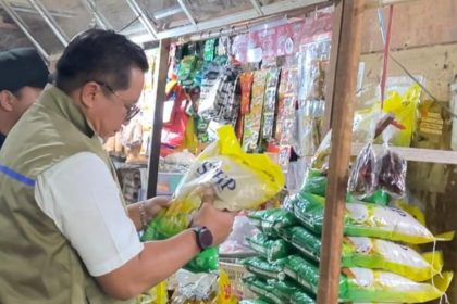 Tim Perum BULOG Kantor Wilayah Jawa Timur memastikan stok pangan masih dalam kondisi aman dengan mengguyur pasar menggunakan ratusan ton beras SPHP.