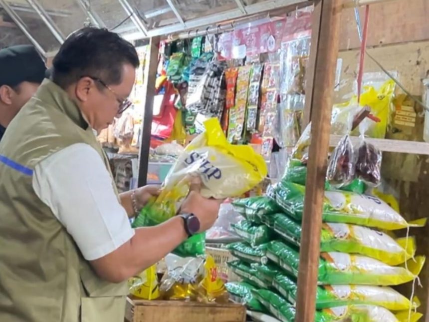 Tim Perum BULOG Kantor Wilayah Jawa Timur memastikan stok pangan masih dalam kondisi aman dengan mengguyur pasar menggunakan ratusan ton beras SPHP.