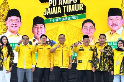 Ketua DPD Partai Golkar Jawa Timur Ali Mufthi foto bersama Ketum AMPG Said Al Idrus, Ketua AMPG Jatim Adiel Muhammad Kanantha dan pengurus lain usai pembukaan Diklatda I AMPG Provinsi se-Indonesia.