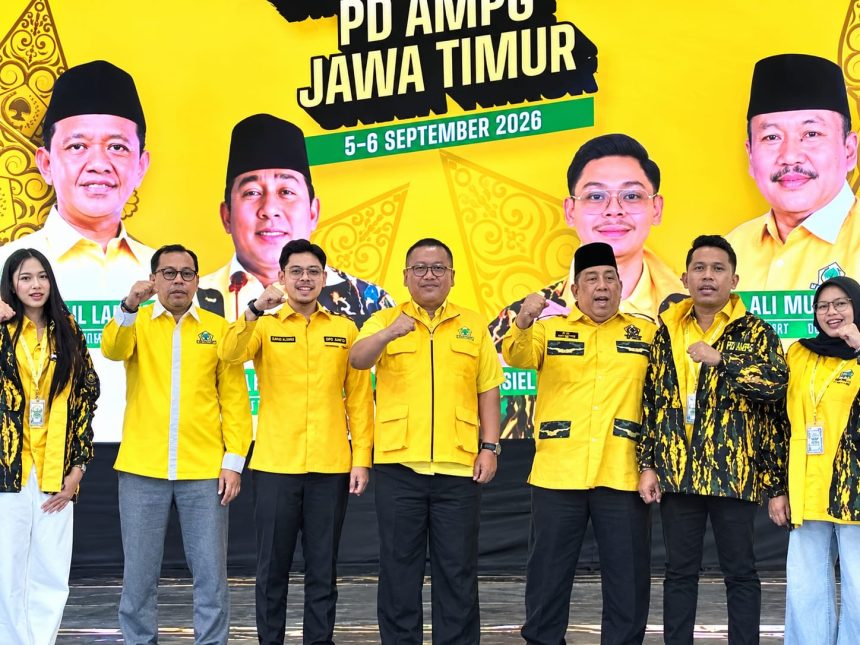 Ketua DPD Partai Golkar Jawa Timur Ali Mufthi foto bersama Ketum AMPG Said Al Idrus, Ketua AMPG Jatim Adiel Muhammad Kanantha dan pengurus lain usai pembukaan Diklatda I AMPG Provinsi se-Indonesia.
