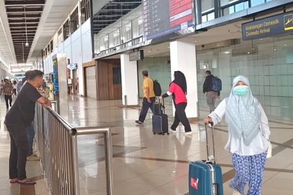 Kondisi di Bandara Internasional Juanda yang sedang mengalami penundaan keberangkatan pesawat karena kondisi erupsi anak Gunung Krakatau.