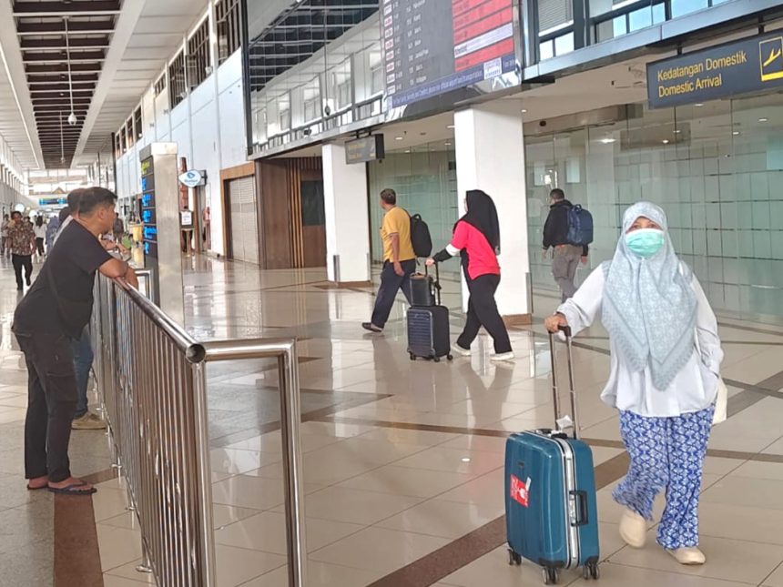 Kondisi di Bandara Internasional Juanda yang sedang mengalami penundaan keberangkatan pesawat karena kondisi erupsi anak Gunung Krakatau.