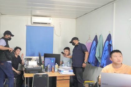 Petugas Timpora Imigrasi Semarang memeriksa dokumen milik WNA yang bekerja di salah satu perusahaan setempat.