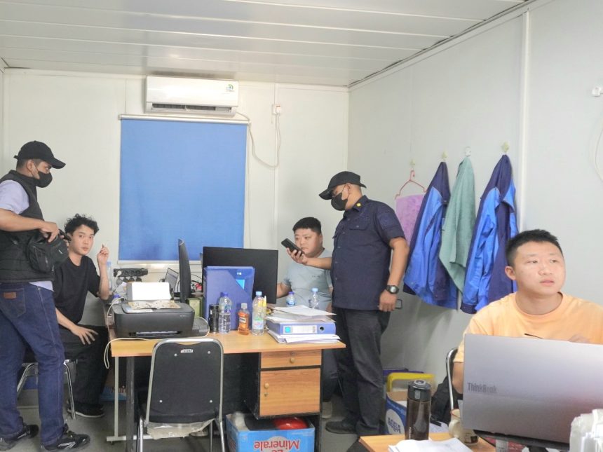 Petugas Timpora Imigrasi Semarang memeriksa dokumen milik WNA yang bekerja di salah satu perusahaan setempat.