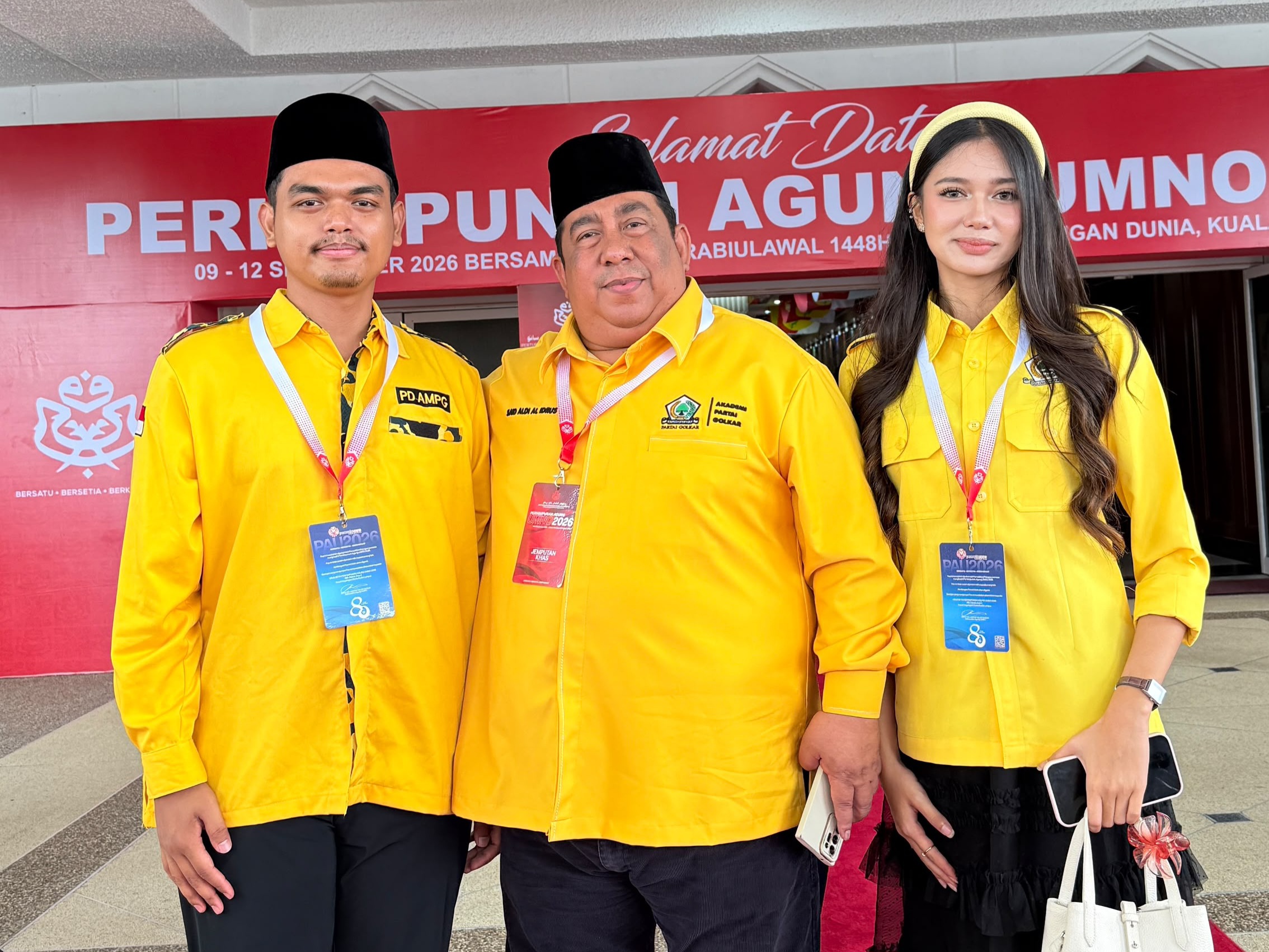 Kader AMPG Jatim Ahmad Navis dan Nova Estrina bersama Ketua PP AMPG Said Ali Al Idris di Malaysia.