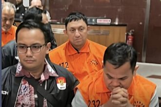 Fahd A Rafiq dan Kakantah Kabupaten Bogor, Sontang Coin Manurung (kanan) ketika digelandang petugas KPK.