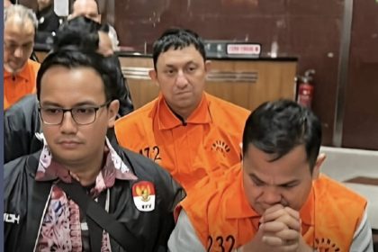 Fahd A Rafiq dan Kakantah Kabupaten Bogor, Sontang Coin Manurung (kanan) ketika digelandang petugas KPK.