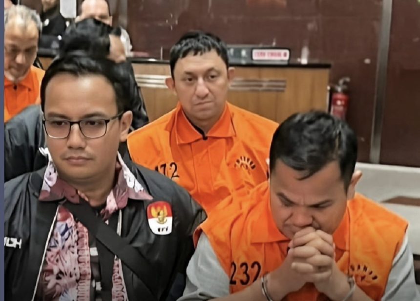 Fahd A Rafiq dan Kakantah Kabupaten Bogor, Sontang Coin Manurung (kanan) ketika digelandang petugas KPK.