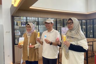Teks Foto: Dari kiri ke kanan Prof. Dr. apt. Tristiana Erawati Munandar, M.Si. - Ketua PUI-PT Kesehatan Kulit dan Teknologi Kosmetik (PUI-PT SCT) UNAIR, ditengah ada Prof. Dr. Muhammad Madyan, S.E., M.Si., M.Fin. selaku Rektor UNAIR, serta Prof. apt. Dewi Melani Hariyadi, M.Phil., Ph.D. - Dekan FF UNAIR.