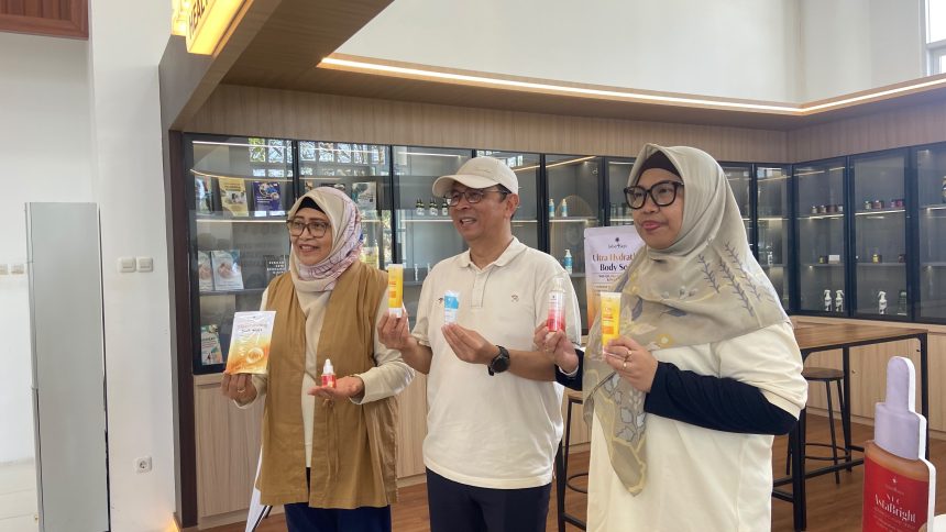Teks Foto: Dari kiri ke kanan Prof. Dr. apt. Tristiana Erawati Munandar, M.Si. - Ketua PUI-PT Kesehatan Kulit dan Teknologi Kosmetik (PUI-PT SCT) UNAIR, ditengah ada Prof. Dr. Muhammad Madyan, S.E., M.Si., M.Fin. selaku Rektor UNAIR, serta Prof. apt. Dewi Melani Hariyadi, M.Phil., Ph.D. - Dekan FF UNAIR.