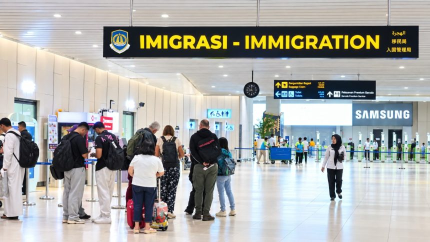 Suasana di Bandara Soekarno Hatta yang mencakup Tempat Pemeriksaan Imigrasi (TPI) di bawah kewenanhan Kantor Imigrasi Kelas I Khusus TPI Soekarno-Hatta