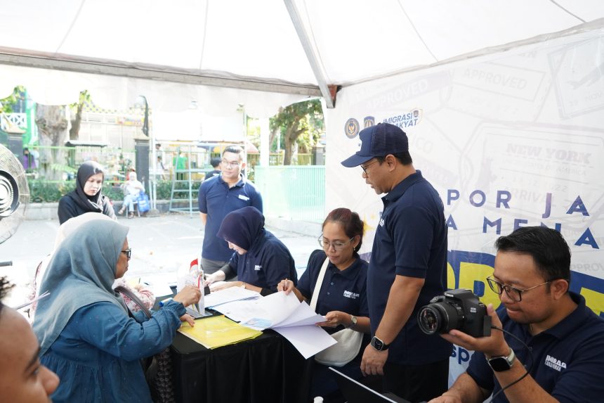 Suasana pembuatan paspor di arena Car Free Day (CFD) Gresik yang mendapat sambutan luar biasa warga sekitar.