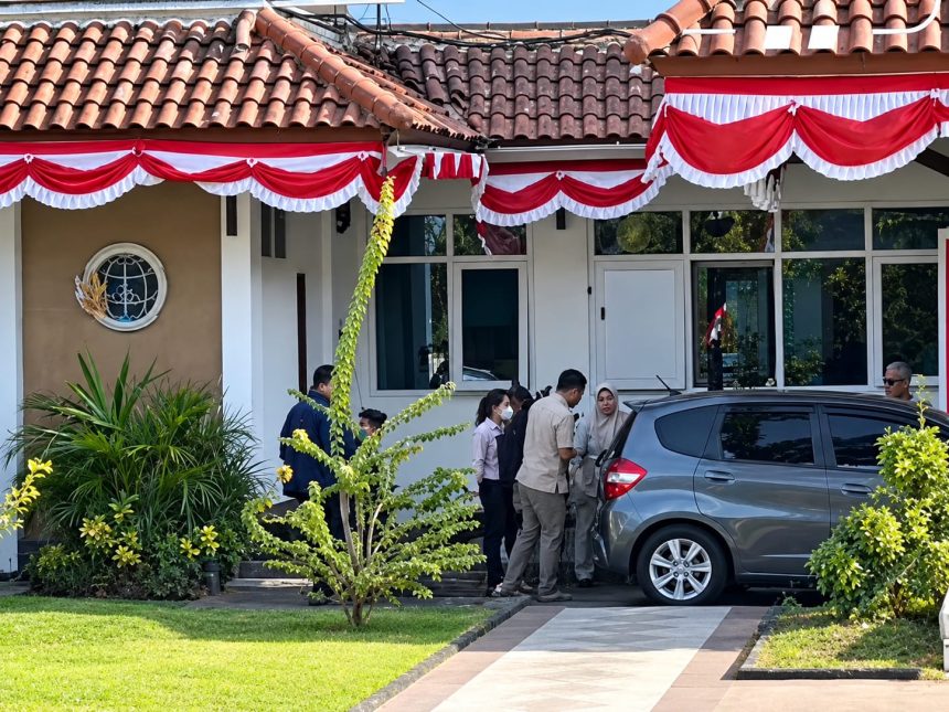 Penyidik KPK menggeledah Kantor Wilayah BPN Jawa Timur di Surabaya, Kamis (24/9/2026), sehari setelah mengamankan sejumlah amplop berisi uang dari Kantah Kota Mojokerto.