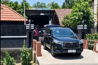 Penyidik KPK menggeledah rumah yang dikaitkan dengan Dirjen PPTR ATR/BPN Lampri di Desa Kecubung, Kecamatan Pace, Nganjuk, Kamis (24/9/2026). Penggeledahan berlangsung sekitar dua jam dan disaksikan perangkat desa.