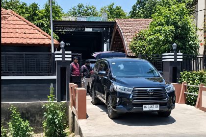 Penyidik KPK menggeledah rumah yang dikaitkan dengan Dirjen PPTR ATR/BPN Lampri di Desa Kecubung, Kecamatan Pace, Nganjuk, Kamis (24/9/2026). Penggeledahan berlangsung sekitar dua jam dan disaksikan perangkat desa.