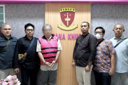 DJP Jawa Timur II menyerahkan tersangka dan barang bukti tindak pidana perpajakan.