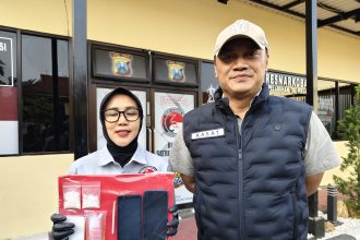 Kasat Resnarkoba Polres Pelabuhan Tanjung Perak, AKP Adik Agus Putrawan didampingi anggota menunjukkan barang bukti yang diamankan.
