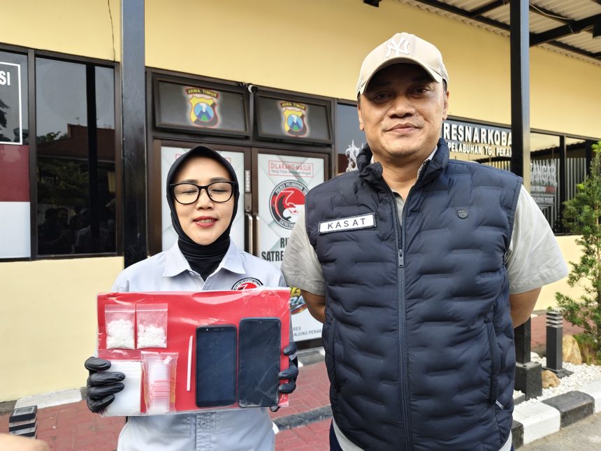 Kasat Resnarkoba Polres Pelabuhan Tanjung Perak, AKP Adik Agus Putrawan didampingi anggota menunjukkan barang bukti yang diamankan.