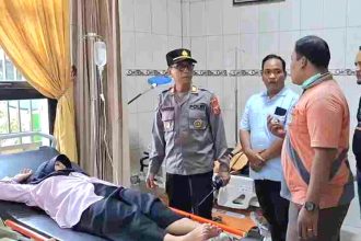 Para santri Pondok Pesantren Manbaul Hikam, Tanggulangin, Sidoarjo, mendapat penanganan medis setelah diduga mengalami keracunan usai menyantap MBG.