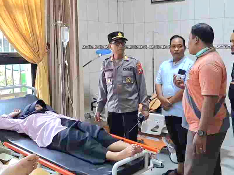 Para santri Pondok Pesantren Manbaul Hikam, Tanggulangin, Sidoarjo, mendapat penanganan medis setelah diduga mengalami keracunan usai menyantap MBG.