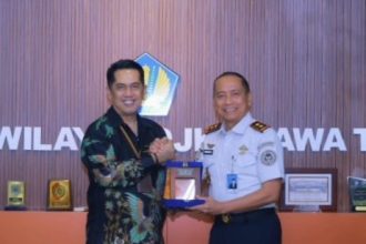 Kepala Kantor Wilayah Direktorat Jenderal Pemasyarakatan (Ditjenpas) Jawa Timur Kusnali (kanan), memberikan cenderamata kepala Kepala DJKN Jawa Timur, Arik Hariyono.