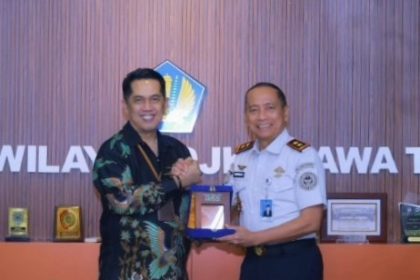 Kepala Kantor Wilayah Direktorat Jenderal Pemasyarakatan (Ditjenpas) Jawa Timur Kusnali (kanan), memberikan cenderamata kepala Kepala DJKN Jawa Timur, Arik Hariyono.