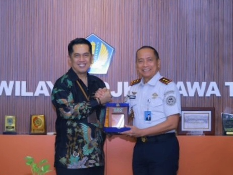 Kepala Kantor Wilayah Direktorat Jenderal Pemasyarakatan (Ditjenpas) Jawa Timur Kusnali (kanan), memberikan cenderamata kepala Kepala DJKN Jawa Timur, Arik Hariyono.