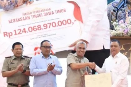 Kakanwil BPN Jatim Muhammad Naim menyerahkan sertifikat aset milik Pemkot Surabaya kepada Kepala Kejaksaan Tinggi Jatim Abdul Qohar.