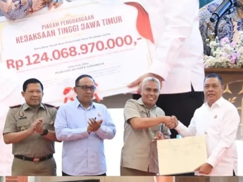 Kakanwil BPN Jatim Muhammad Naim menyerahkan sertifikat aset milik Pemkot Surabaya kepada Kepala Kejaksaan Tinggi Jatim Abdul Qohar.