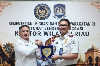 Kakanwil Ditjen Imigrasi Riau, Agung Prianto saat menerima kunjungan Kakanwil Ditjen Imigrasi Kepulauan Riau, Guntur Sahat Hamonangan.