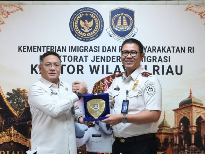 Kakanwil Ditjen Imigrasi Riau, Agung Prianto saat menerima kunjungan Kakanwil Ditjen Imigrasi Kepulauan Riau, Guntur Sahat Hamonangan.