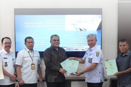 Kepala Kantor Pertanahan Kabupaten Jombang Wawas Setiawan, S.SiT., M.M. (dua dari kiri) menyaksikan penyerahan sertifikat.