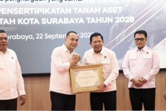 Wali Kota Surabaya Eri Cahyadi memberikan penghargaan kepada Kepala Kantor Pertanahan Kota Surabaya I, Wida Rihardyan Adjie disaksikan Kajati Jatim Abdul Kohar dan Kakanwil BPN Jatim Muhammad Naim.