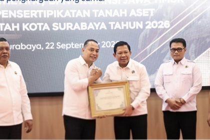 Wali Kota Surabaya Eri Cahyadi memberikan penghargaan kepada Kepala Kantor Pertanahan Kota Surabaya I, Wida Rihardyan Adjie disaksikan Kajati Jatim Abdul Kohar dan Kakanwil BPN Jatim Muhammad Naim.