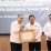 Wali Kota Surabaya Eri Cahyadi memberikan penghargaan kepada Kepala Kantor Pertanahan Kota Surabaya I, Wida Rihardyan Adjie disaksikan Kajati Jatim Abdul Kohar dan Kakanwil BPN Jatim Muhammad Naim.
