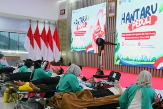 Pegawai Kementerian ATR/BPN mengikuti kegiatan donor darah dalam rangka memperingati Hantaru 2026.