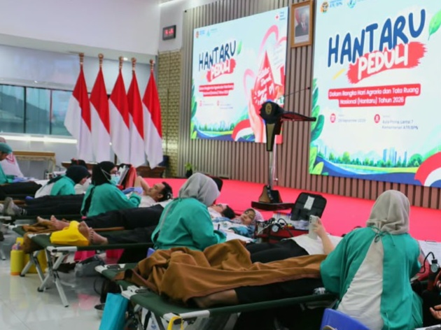 Pegawai Kementerian ATR/BPN mengikuti kegiatan donor darah dalam rangka memperingati Hantaru 2026.