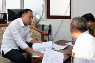 Wali Kota Surabaya, Eri Cahyadi, mendatangi Kantor Dimas Perhubungan menindaklanjuti persoalan parkir di Surabaya.