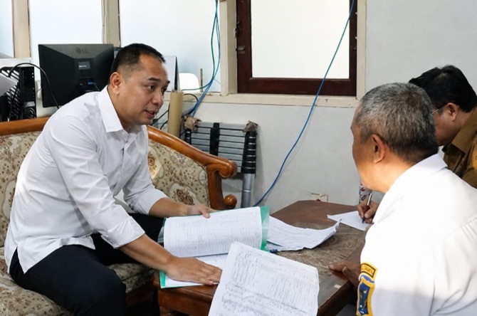 Wali Kota Surabaya, Eri Cahyadi, mendatangi Kantor Dimas Perhubungan menindaklanjuti persoalan parkir di Surabaya.