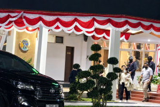 Petugas KPK nampak membawa koper sekeluar dari Kantor Wilayah Badan Pertanahan Nasional (BPN) Jawa Timur di Jalan Gayungsari, Surabaya.