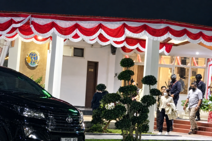 Petugas KPK nampak membawa koper sekeluar dari Kantor Wilayah Badan Pertanahan Nasional (BPN) Jawa Timur di Jalan Gayungsari, Surabaya.