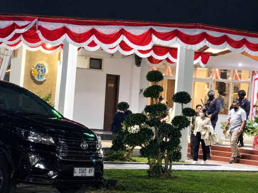 Petugas KPK nampak membawa koper sekeluar dari Kantor Wilayah Badan Pertanahan Nasional (BPN) Jawa Timur di Jalan Gayungsari, Surabaya.