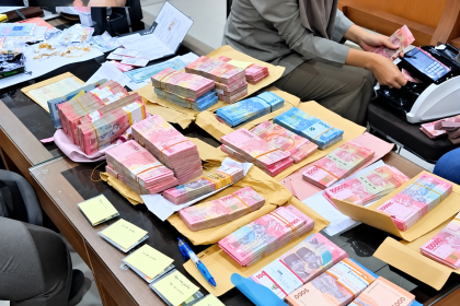 Sejumlah ratusan juta dan perhiasan diduga emas yang diamankan KPK dalam razia di Kanwil BPN Jatim.