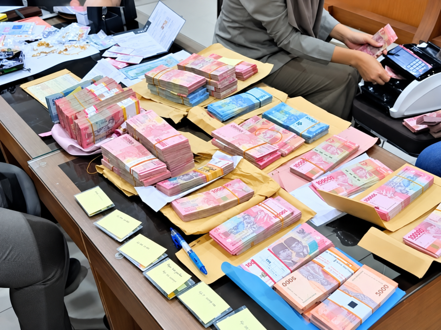 Sejumlah ratusan juta dan perhiasan diduga emas yang diamankan KPK dalam razia di Kanwil BPN Jatim.