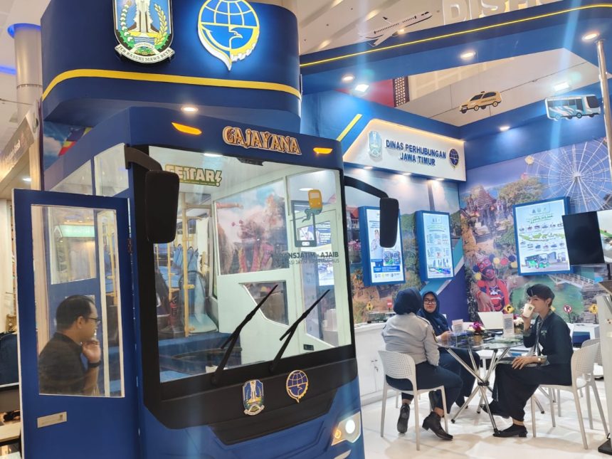 Salah satu stan yang memamerkan kemeriahan Jatim Fest 2026 di Exhibition Hall Grand City Surabaya.