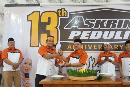 Pembina Askring Peduli, Chandra, memotong tumpeng di acara ultah ke-13 Askring Peduli.