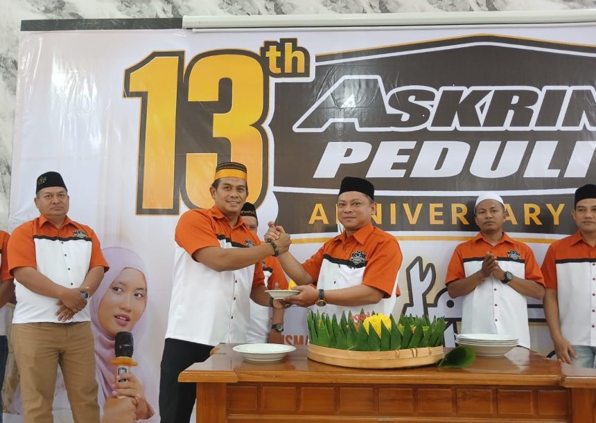 Pembina Askring Peduli, Chandra, memotong tumpeng di acara ultah ke-13 Askring Peduli.